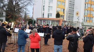 Die zwölf Musiker des evangelischen Posaunenchors sorgen beim Kurrendeblasen vor dem Forum der Senioren für eine besondere Atmosphäre.
