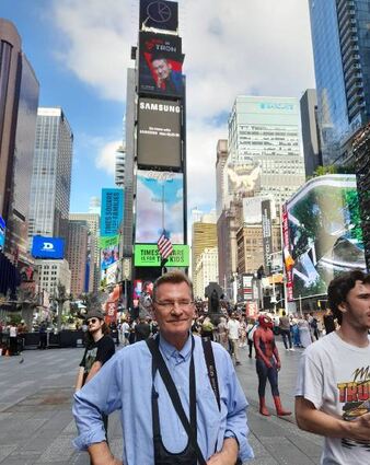 Besuch vor Ort: Autor Konstantin Groß auf dem Times Square New York.