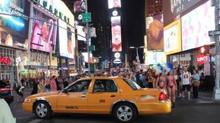 Eines der charakteristischen New Yorker Taxis am Times Square.