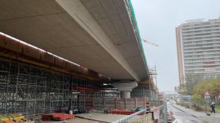 Die neue Hochstraße Süd in Ludwigshafen ist im Jahr 2024 Stück für Stück gewachsen. Ende des kommenden Jahres soll sie weitgehend fertig sein.