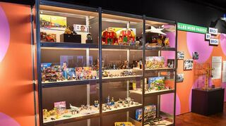 Ein Regal mit Spielsachen in der Ausstellung des Technoseums. Es gibt aber auch viele Möglichkeiten zum Mitmachen.