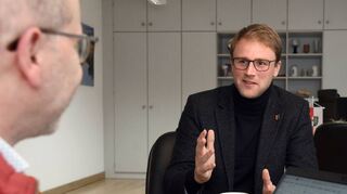 Bürgermeister Florian König stellt ishc den Fragen von „MM“-Redakteur Hans-Jürgen Emmerich und gibt einen Ausblick auf das Jubiläum 50 Jahre Edingen-Neckarhausen.