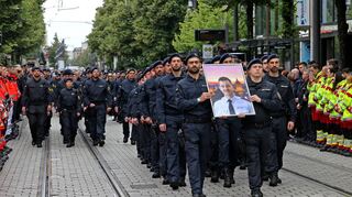 Der 31. Mai bleibt in Erinnerung: Trauermarsch der Polizei für den nach dem Marktplatz-Attentat verstorbenen Beamten Rouven Laur am 14. Juni.
