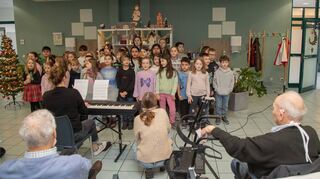 Vor Weihnachten war ein Kinderchor in der geriatrischen Tagesklinik des St.-Marienkrankenhauses zu Besuch.