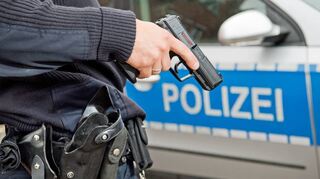 Polizeibeamte haben am Samstag in Hirschberg einen 26-jährigen Mann wegen eines Messerangriffs angeschossen.