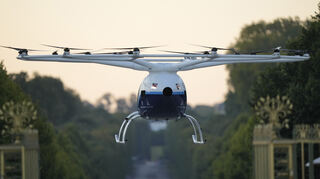 Ein Volocopter macht einen Testflug am letzten Tag der Olympischen Spiele 2024