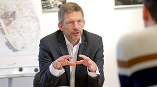 Stefan Schmutz in seinem Dienstzimmer im Rathaus: Im Jahresinterview stellte er sich den Fragen von „MM“-Redakteur Torsten Gertkemper-Besse.