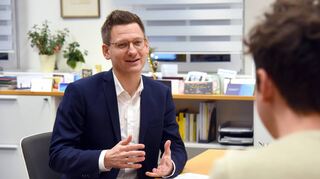 Thorsten Walther in seinem Büro im Ilvesheimer Rathaus. Trotz finanzieller Herausforderungen sieht er eine „gute Struktur“ im Ilvesheimer Haushalt.