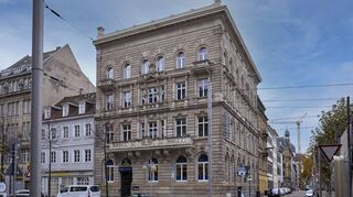 Der 1901 für die Süddeutsche Bank im Neorenaissance-Stil errichtete Prachtbau präsentiert sich wieder unverhüllt.