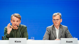 Christian Klein (l), Vorstandschef des Softwarekonzerns SAP, und Dominik Asam, Finanzvorstand des Softwarekonzerns SAP, sitzen in der Konzernzentrale während der Bilanzpressekonferenz auf der Bühne.