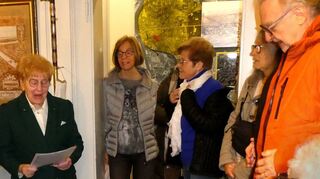 Museumsleiterin Helga Weber (l.) eröffnet die Sonderausstellung im Heimatmuseum Sandhofen.
