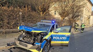 Bei der Amokfahrt mit einem Bagger wurde unter anderem auch ein Polizeiauto stark beschädigt.