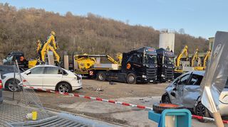 Weitere Fahrzeuge wurden bei der mutmaßlichen Amokfahrt mit einem Bagger beschädigt.