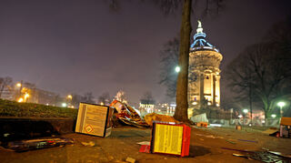 Mannheim. Silvesternacht mit Feuerwerk. Rund um den Wasserturm wird schon um 23 Uhr geballert.

Im Bild: Am Ende bleibt ein Haufen Dreck und noch brennende und glimmende Feuerwerksreste.