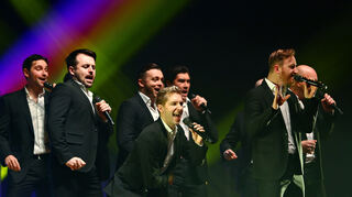 Die Choreographien gehören zum Erfolgsrezept des Ensembles: die 12 Tenors in Mannheims Musensaal.