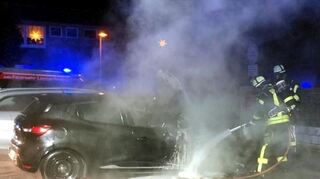 In der Lampertheimer Schwalbenstraße brennt ein Auto komplett aus.