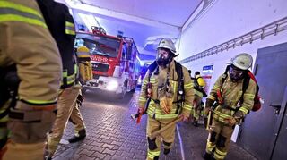 Einsatz an einem der Hochhäuser der Neckarpromenade, hier Ehrenamtliche der Abteilung Wallstadt der Freiwilligen Feuerwehr.