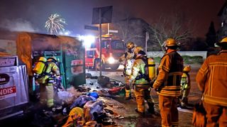 Brennende Müll- oder Altkleidercontainer wie hier an der Ecke Wiesbadener Straße/Marburger Straße beschäftigten zum Jahreswechsel die Feuerwehr.