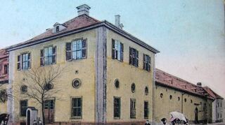 Der Marstall – hier noch in der Dragonerzeit – brannte 1924 ab. Hauptsächlich betroffen war der südliche Teil (r.).