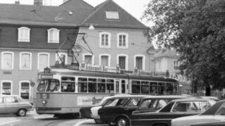 Die Straßenbahn der Linie 11 auf dem nördlichen Schlossplatz. 1974 – also genau vor 50 Jahren – fuhr sie letztmals durch Schwetzingen.