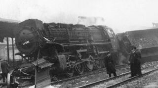 Hatte ab 1949 (als einzige Lok der BR 44) einen Knorr-Mischvorwärmer. War vmtl. am 28.11.1949 (wartete danach auf L0 (U) in Freimann) an einem Unfall in Schwetzingen beteiligt (entgleist).