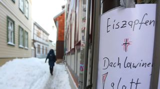 Bei Wintereinbruch haben Immobilienbesitzer die Verkehrssicherungspflicht und müssen entsprechende Vorkehrungen treffen – etwa bei Rutschgefahr oder zum Schutz vor herabfallenden Eiszapfen.