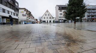 Brandflecken auf dem Apostelplatz zeugen von den Geschehnissen in der Silvesternacht. Die Feuerwehr hatte dort mehrere Kleinbrände zu löschen.