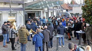 Neujahrsumtrunk vor dem Rathaus in Edingen.