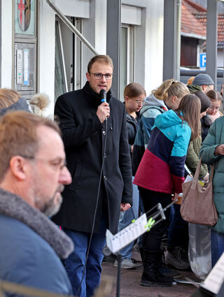 Bürgermeister Florian König spricht ein paar Worte zu den Bürgern vor dem Rathaus in Edingen.