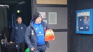 Dick eingepackt: Waldhof-Trainer Bernhard Trares am Donnerstag auf dem Weg zur ersten Trainingseinheit 2025.