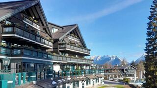 Eine prachtvolle Aussicht auf die Berge genießt man vom Alpin Resort Sacher Seefeld in Tirol.