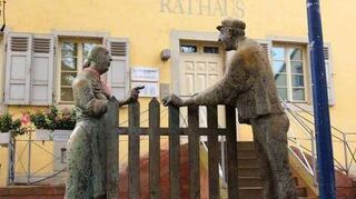 Das Bronzedenkmal vor dem Rathaus.