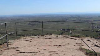 Vom Standort des verschwundenen Wohnturms auf dem Felsen genießen Besucher der Burgruine Neukastel grandiose Ausblicke.