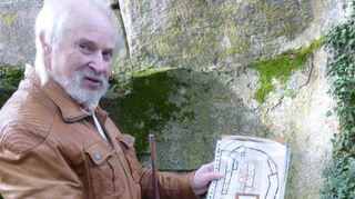 Frank Wittkowski mit einem Plan der Burg.