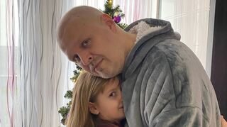 Krebspatient Nico Schneider mit seiner achtjährigen Tochter vor dem Weihnachtsbaum im heimischen Fußgönheim.