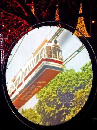 Projektionen bei den "Winterlichtern", hier der Aerobus, erinnern an die Bundesgartenschau 1975.