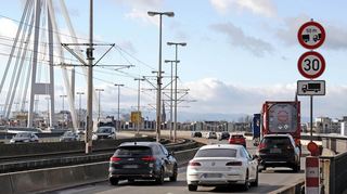 Auf der Kurt-Schumacher-Brücke gilt ein Tempolimit und Abstandsgebot für den Schwerlastverkehr.