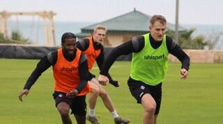 Niklas Hoffmann (re.) ist in dieser Trainingsszene vor Kelvin Arase am Ball, Julian Rieckmann beobachtet den Zweikampf.