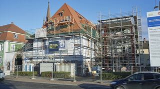Das Dach ist neu gedeckt, der neue Treppenhaus-Turm steht, die Baustellen-Ampel ist weg: Die Sanierung der Zehntscheune schreitet sichtlich voran.