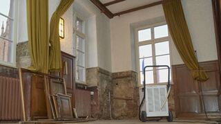 Im Sitzungssaal des Alten Rathauses hat ein Wasserschaden weitere Problemfelder zu Tage befördert, so dass die Sanierung länger dauert als gedacht.