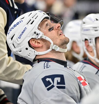 Frustriert: Adler-Stürmer Tom Kühnhackl kann den Zusammenbruch der Mannheimer im dritten Drittel nicht verstehen. „Da fehlen mir ein bisschen die Worte. Das waren nicht wir“, sagte er nach der 1:5-Klatsche.
