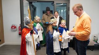 Bürgermeister Matthias Baaß nimmt die Segenswünsche der Sternsinger entgegen.