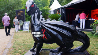 Der Heylspark bei den Wormser Nibelungen-Festspielen gilt als eines der schönsten Theater-Foyers Deutschlands. Ein Drachen begrüßt die Besucher mit feuerroten Augen.