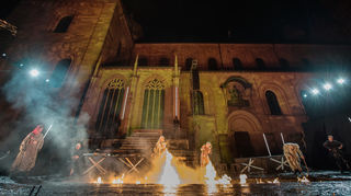 Theater vor historischer Kulissen: Die Nibelungen-Festspiele vor dem Wormser Dom.