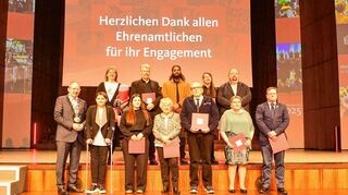 Oberbürgermeister Christian Specht (l.) ehrt Vertreter von Vereinen und Initiativen.