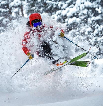 Hauptsache gut und sinnvoll versichert: Ein Skifahrer im Tiefschnee.
