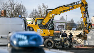 Nach der zerstörerischen Baggerfahrt und tödlichen Polizeischüssen auf den Fahrer im Nordosten Baden-Württembergs laufen die Ermittlungen zu dem Geschehen.