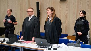Die Anwälte Jörg Becker und Sandra Bauer verlasen beim Prozessauftakt geständige Erklärungen der Angeklagten.