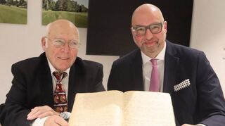 Es stammt von 1898: das Gründungsbuch des Feuerio, Symbol bei der Übergabe des Senats von Gerd Stolze (l.) an Gerald Rehn.