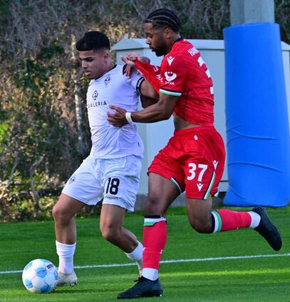 Mit seinen dynamischen Vorstößen auf der rechten Seite beschäftigte Seyhan Yigit (l.) am Montag auch die Zweitliga-Profis von Hannover 96.